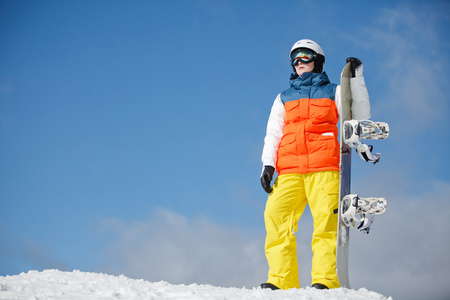 对太阳和天空女性滑雪板