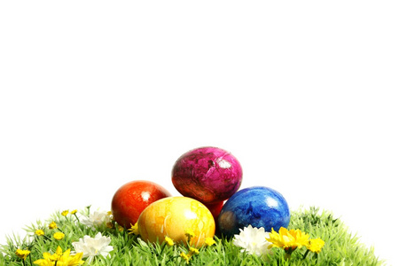 彩色复活节蛋在绿草风光