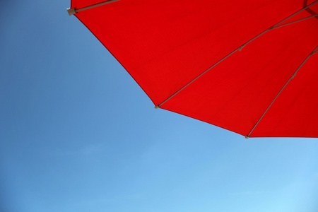 在晴朗的天空中红伞