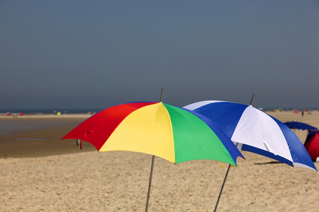 在海滩上的遮阳伞