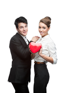 性格开朗的年轻商业夫妇握着红色的心