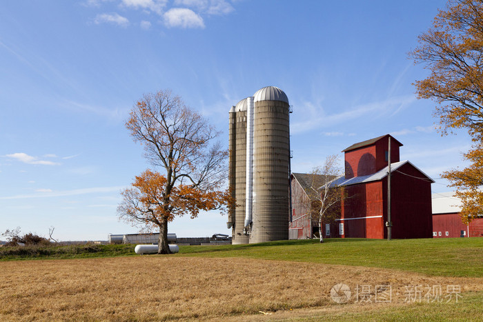 美国传统谷仓秋季