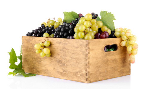成熟的甜葡萄在木箱，孤立的白色衬底上的分类