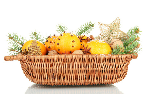在篮子里与橘子和杉木树，孤立在白色圣诞组成
