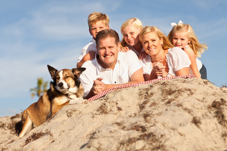 在沙滩上快乐白种人全家福图片
