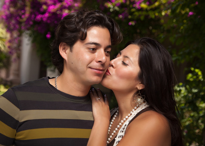 幸福有吸引力的西班牙裔美国人情侣在公园