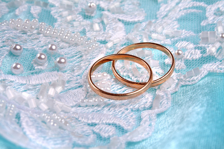 蓝色背景上的结婚戒指