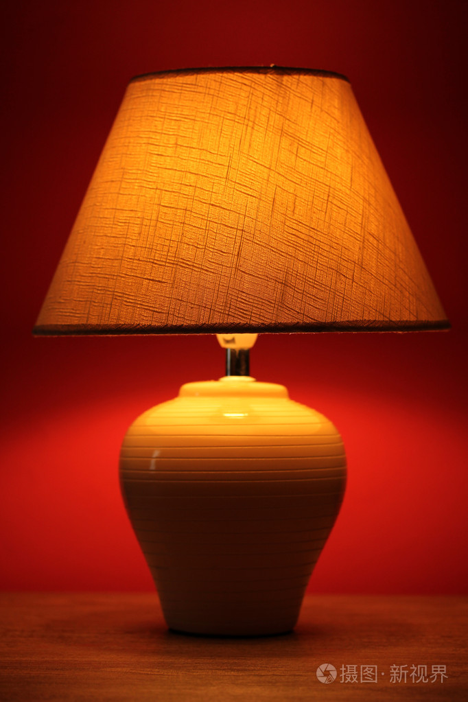 壁纸背景上的桌灯
