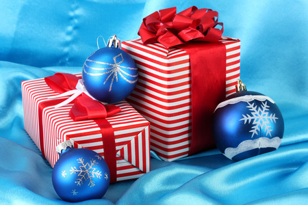 蓝色背景上的蓝色圣诞球多彩红色礼品