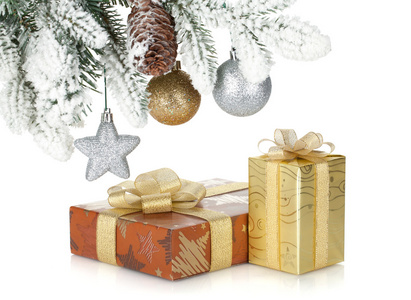 雪杉木树下的礼物框和圣诞装饰