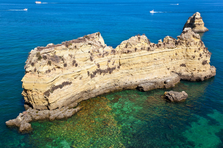在葡萄牙南部的阿尔加维海滨，悬崖