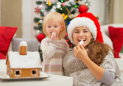 快乐妈妈和宝宝吃圣诞饼干