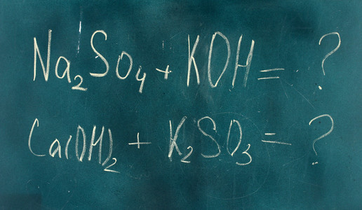 在黑板上用粉笔写的化学公式