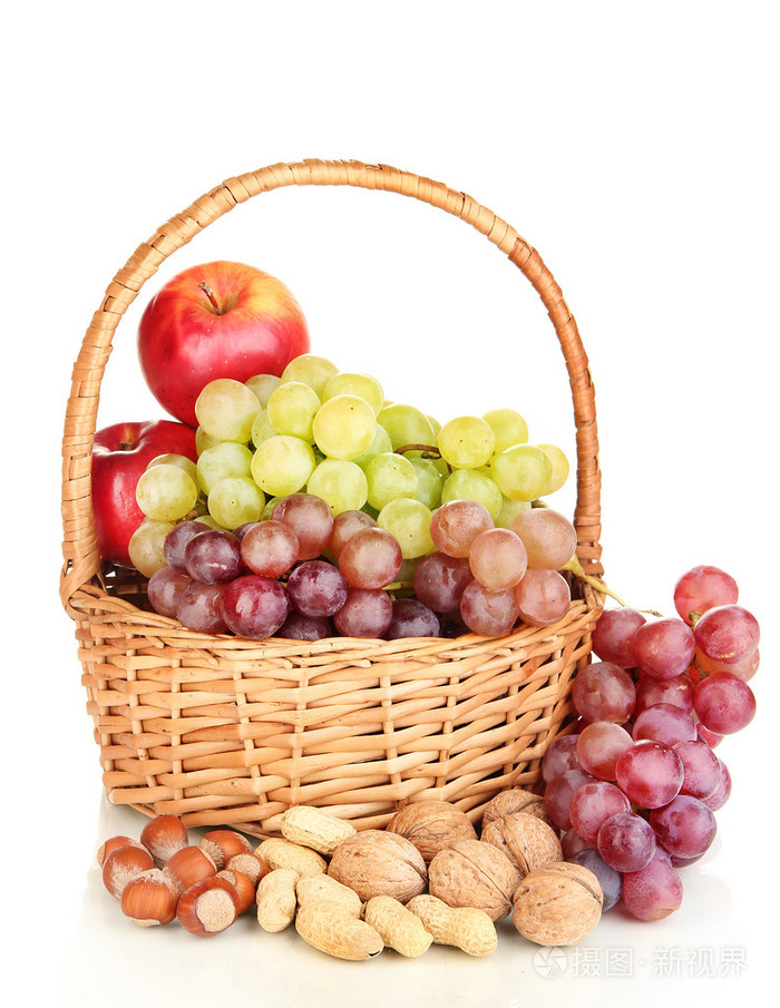 葡萄在篮子里的坚果上白色隔离