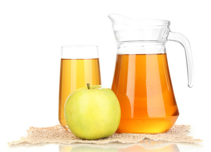 全玻璃和水罐的苹果汁和苹果 isolted 白色