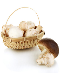 新鲜蘑菇在篮子上白色隔离
