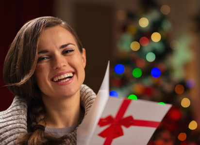 快乐的年轻女人，与圣诞明信片