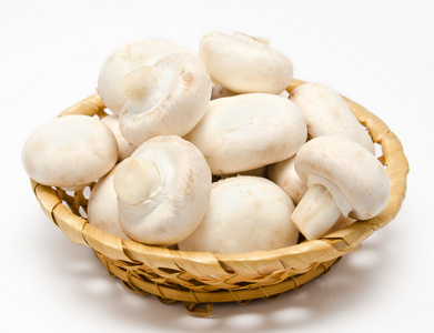 双孢菇蘑菇白蘑菇在篮子里