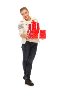 年轻的微笑女孩与礼品盒