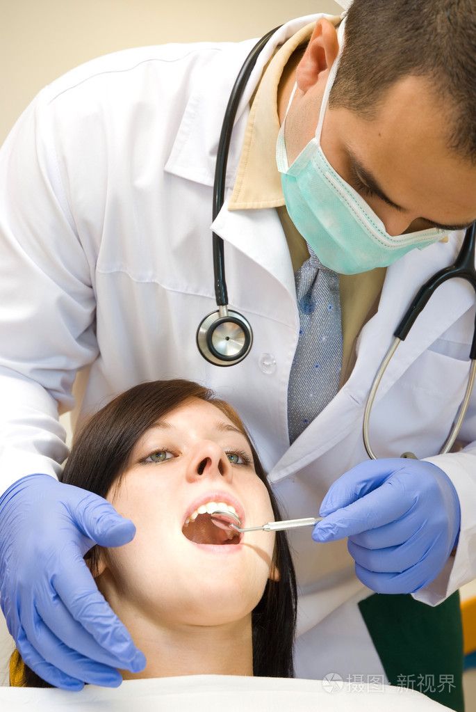 牙医固化一个女孩的形象