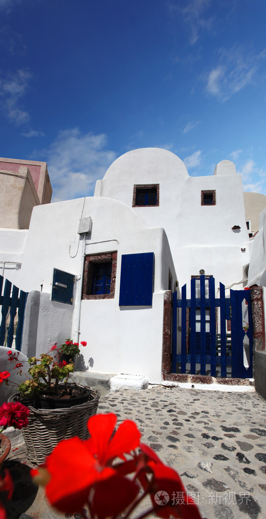 与老房子传统的白色建筑在希腊的圣托里尼岛