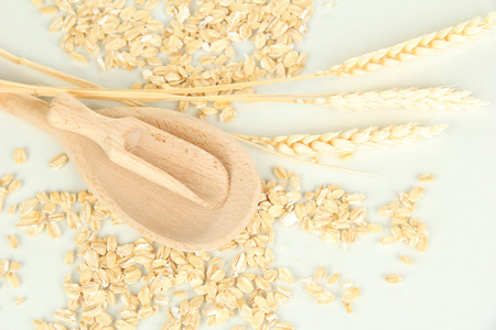 小穗，木勺舀上白色隔离和麦片