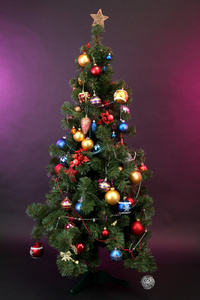装饰圣诞树上深色背景