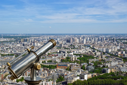 望远镜查看器和城市天际线在白天。巴黎法国