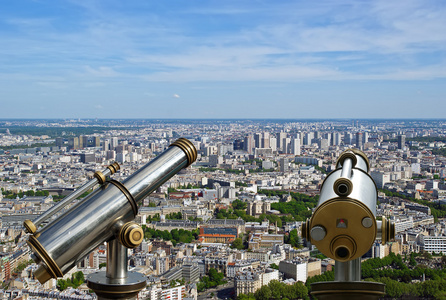 望远镜查看器和城市天际线在白天。巴黎法国