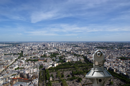 望远镜查看器和城市天际线在白天。巴黎法国