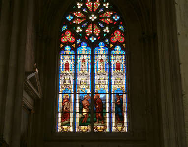 染色玻璃窗口。哥特式大教堂的圣本届