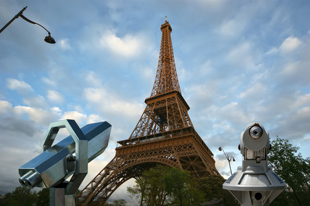 望远镜查看器和在巴黎的埃菲尔铁塔
