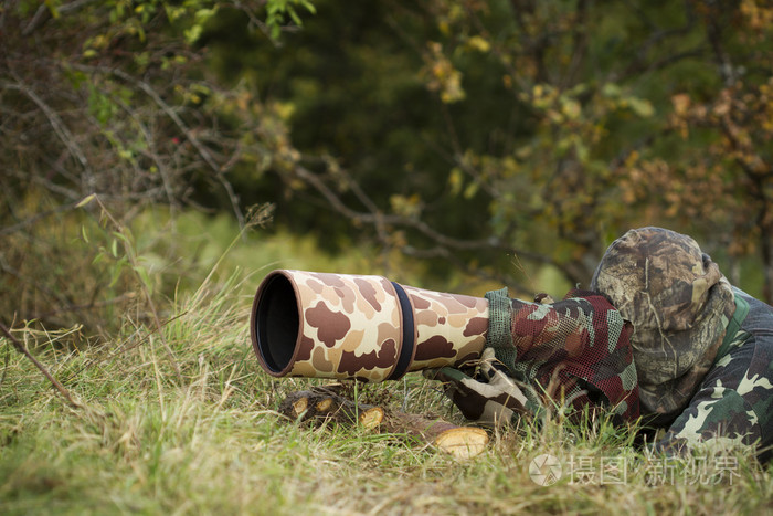 野生动物摄影师在礼服的伪装