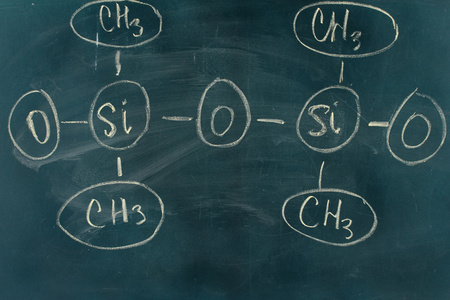 化学结构公式写在黑板上用粉笔