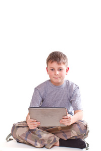 青少年在平板电脑上播放