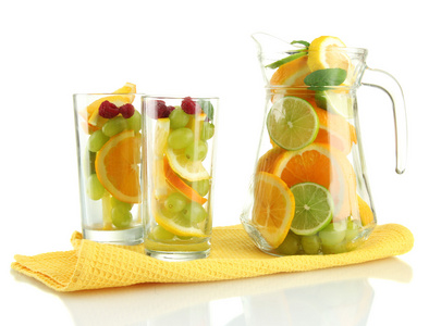 透明 jar 和柑橘类水果和覆盆子，白色上隔离带眼镜