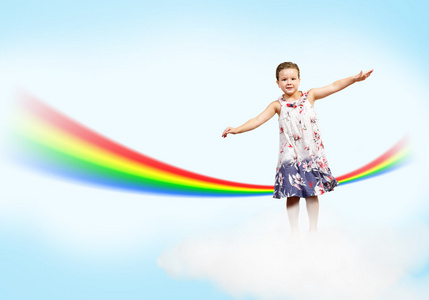 女孩跳上云层和彩虹