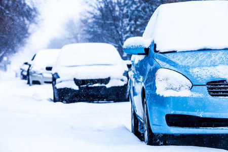 暴风雪冬日停放的汽车