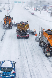 一排排排的扫雪机在清理公路