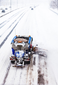 在暴风雪中清除公路上的积雪