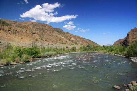 大角山与河流