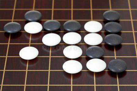 在戈班上玩围棋时有很多石头图片