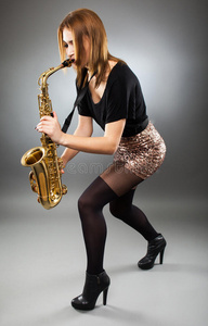 吹萨克斯管的年轻女士图片
