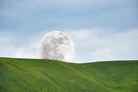 青坡上的月亮图片