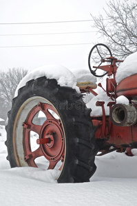 雪地里的古董红色拖拉机