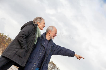 老年夫妇老年人一起户外活动图片