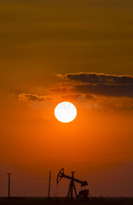 夕阳天空下的油气井作业剖面图