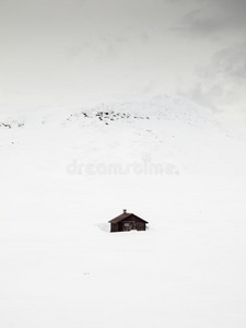 暴风雪中的山间小屋