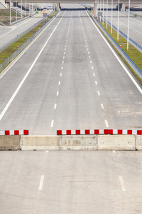 在建公路。道路部分准备就绪。