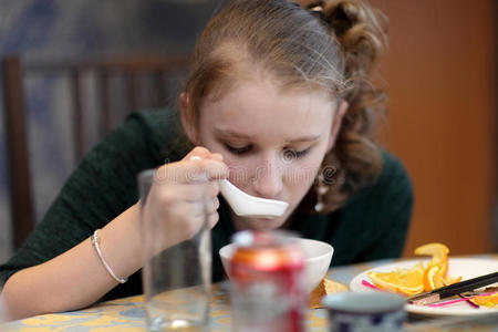 女人喝汤图片